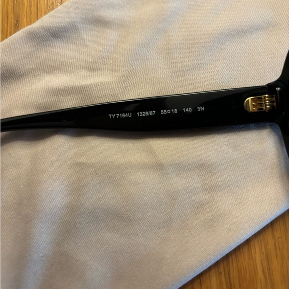 Tory burch all black sunglasses - Picture 5 of 5